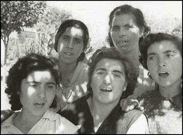 Black & white photo of Italian country women singing